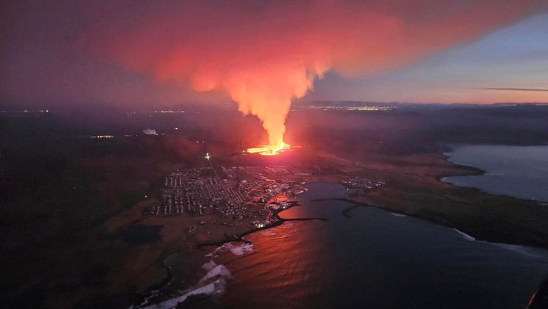 © Reuters. بركان يقذف حمما بركانية ودخانا أثناء ثورانه في شبه جزيرة ريكانيس بأيسلندا يوم الأحد. حصلت رويترز على هذه الصورة من إدارة الحماية المدنية في أيسلندا. يحظر إعادة بيع الصورة أو الاحتفاظ بها في أرشيف.
