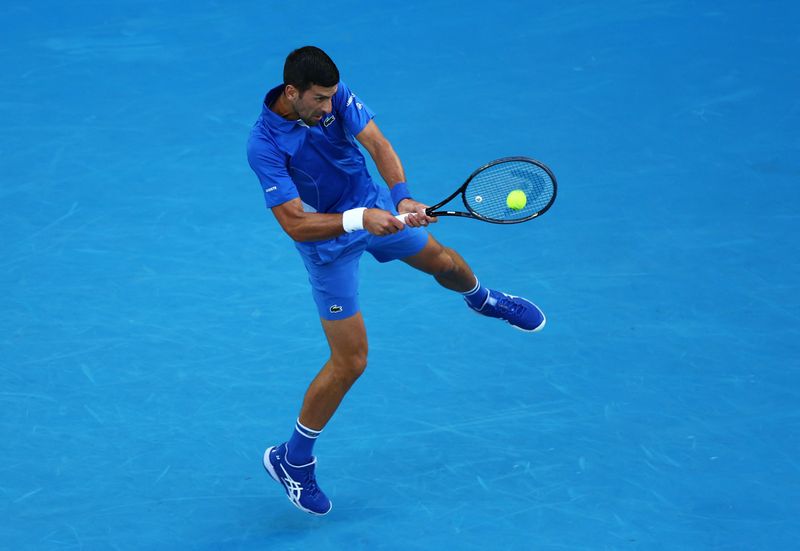 &copy; Reuters. Tenis - Abierto de Australia - Melbourne Park, Melbourne, Australia - 14 de enero de 2024. El serbio Novak Djokovic en acción durante su partido de primera ronda contra el croata Dino Prizmic. REUTERS/Edgar Su