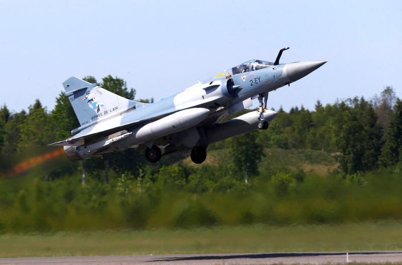 &copy; Reuters. Photo d'archives: L'avion de combat Mirage 2000-5 de l'armée de l'air française décolle lors de la mission de police aérienne de l'OTAN dans la région de la Baltique sur la base aérienne militaire d'Amari, en Estonie. /Photo prise le 25 mai 2018/REU