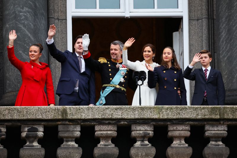 © Reuters. Denmark's newly proclaimed King Frederik and Queen Mary, Prince Christian, Princess Isabella, Prince Vincent and Princess Josephine gesture on the balcony of Christiansborg Palace, following the abdication of former Queen Margrethe who reigned for 52 years, in Copenhagen, Denmark, January 14, 2024. REUTERS/Wolfgang Rattay