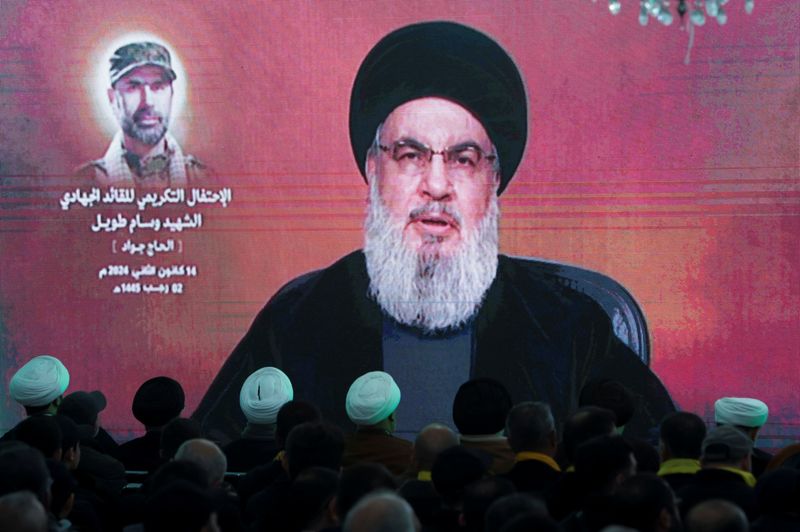 © Reuters. الأمين العام لجماعة حزب الله اللبنانية حسن نصر الله في خطاب تلفزيوني بلبنان يوم الأحد. تصوير: عزيز طاهر - رويترز.
