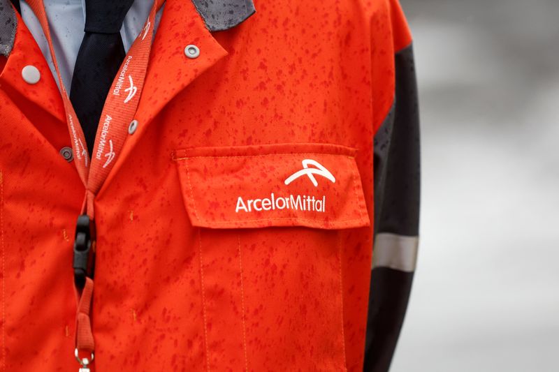 &copy; Reuters. Le logo d'ArceloMittal est visible sur une veste à l'usine de métaux d'ArcelorMittal à Dunkerque dans le cadre d'une tournée médiatique consacrée à la réduction de l'intensité carbone de l'industrie en France. /Photo prise le 16 janvier 2023/REUT