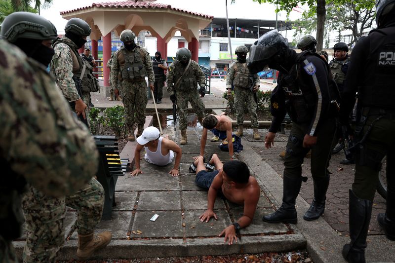 &copy; Reuters. Soldados revistam pessoas em meio à onda de violência em Guayaquil, no Equador
13/01/2024 REUTERS/Iván Alvarado