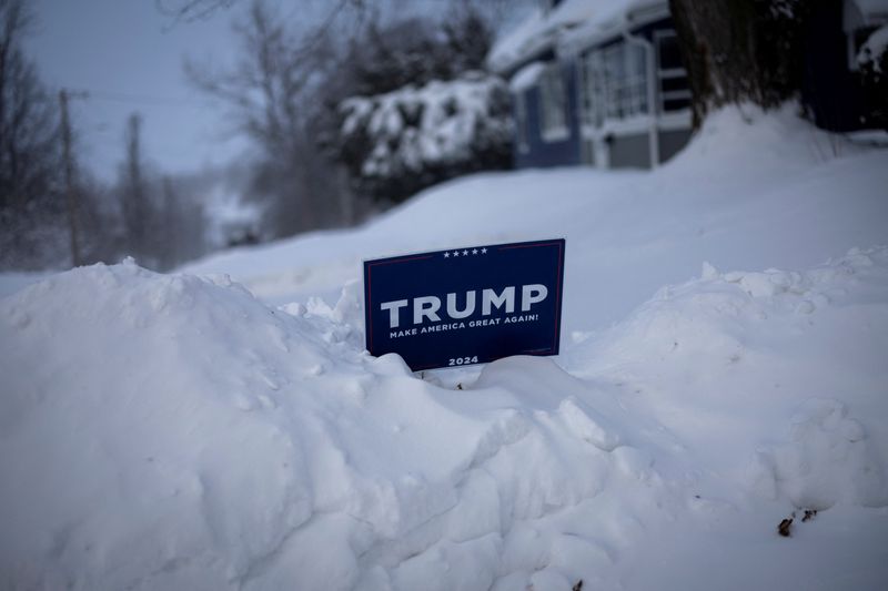 &copy; Reuters. Cartaz da campanha de Donald Trump antes de caucus republicano em Iowa
13/01/2024 REUTERS/Marco Bello
