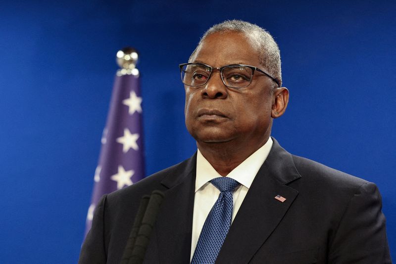 &copy; Reuters. FILE PHOTO: U.S. Secretary of Defense Lloyd Austin looks on during a joint press conference with Israeli Defense Minister Yoav Gallant at Israel's Ministry of Defense in Tel Aviv, Israel December 18, 2023. REUTERS/Violeta Santos Moura