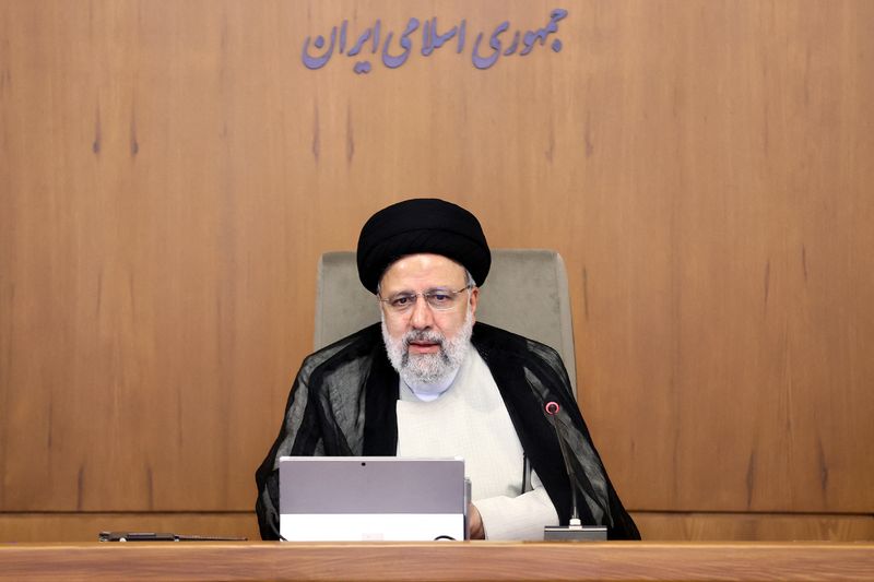© Reuters. الرئيس الإيراني إبراهيم رئيسي خلال اجتماع في طهران يوم الثامن من أكتوبر تشرين الأول 2023. صورة لرويترز من وكالة أنباء غرب آسيا.
