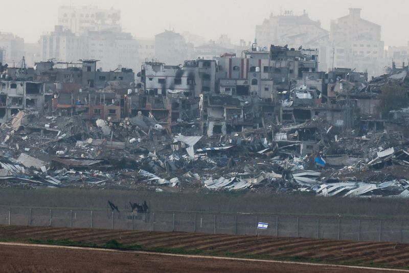&copy; Reuters. Edificios en ruinas en Gaza, en medio del actual conflicto entre Israel y el grupo islamista palestino Hamás, visto desde Israel. 14 de enero de 2024. REUTERS/Amir Cohen