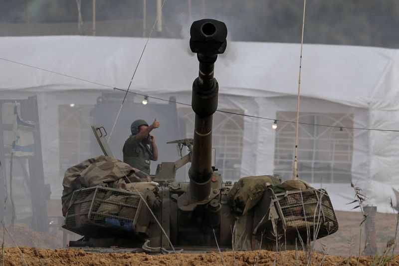 © Reuters. An Israeli artillery unit fires, amid the ongoing conflict between Israel and the Palestinian Islamist group Hamas, near the Israel-Gaza border, in southern Israel, January 14, 2024. REUTERS/Tyrone Siu