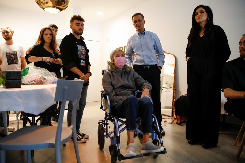 © Reuters. Liora Argamani, mother of hostage Noa Argamani, 26, who was filmed as she was being abducted during the deadly October 7 attack by Palestinian Islamist group Hamas, attends a gathering held to honour her daughter, in Tel Aviv, Israel November 23, 2023 REUTERS/Shir Torem