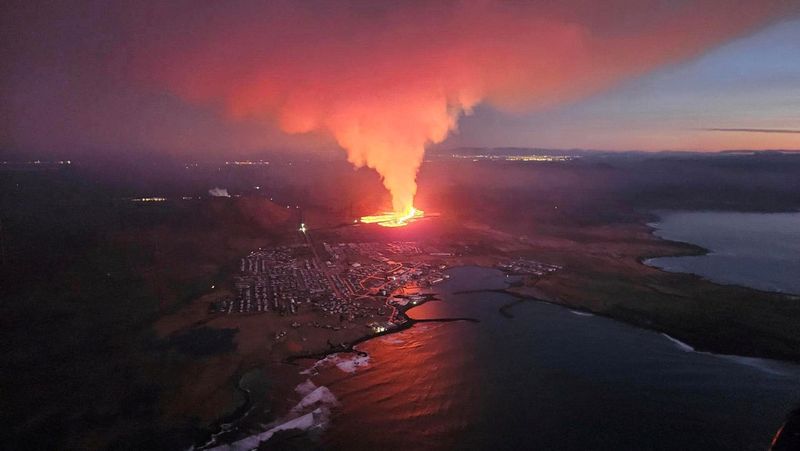 &copy; Reuters.  １月１４日、 アイスランド南西部レイキャネス半島の火山が噴火し、溶岩が流れ出して付近の小さな漁師町グリンダビークの外縁部に達して、少なくとも家屋１棟に火災が発生した。写真