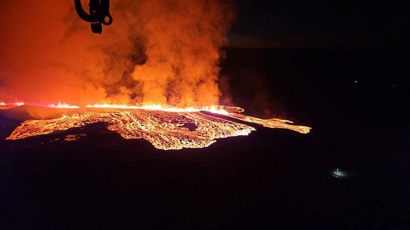 © Reuters. A volcano spews lava and smoke as it erupts in Reykjanes Peninsula, Iceland, January 14, 2024. Iceland Civil Protection/Handout via REUTERS