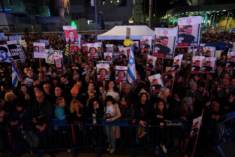 © Reuters. متظاهرون إسرائيليون يحتشدون في إضراب لمدة 24 ساعة يوم السبت في 