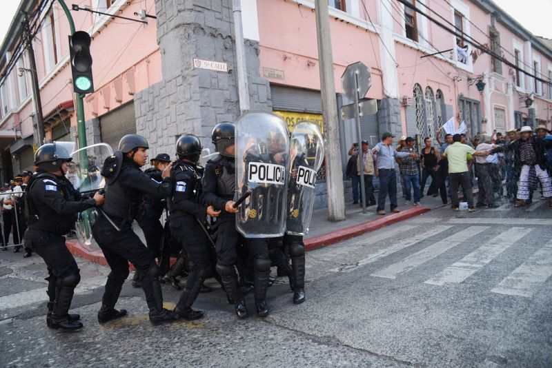 &copy; Reuters. People clash with police during a protest against Congress in Guatemala City, Guatemala, January 14, 2024. REUTERS/Cristina Chiquin 