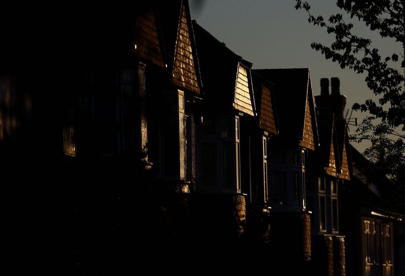&copy; Reuters. A row of residential houses are seen during sunrise in London, Britain, September 28, 2022. REUTERS/Hannah McKay/File Photo