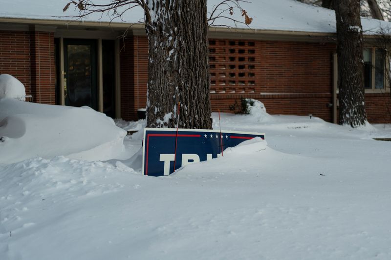 © Reuters. Snow covers a lawn sign in support of former U.S. President and Republican presidential candidate Donald Trump in Des Moines, Iowa, U.S., January 14, 2024. REUTERS/Cheney Orr