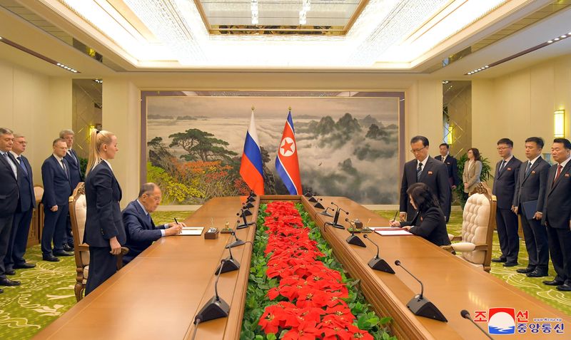 &copy; Reuters. FILE PHOTO: North Korean Foreign Minister Choe Son Hui meets with Russian Foreign Minister Sergei Lavrov in Pyongyang, North Korea,  in this photo released by North Korea's Korean Central News Agency (KCNA) on October 20, 2023.  KCNA via REUTERS /File Pho