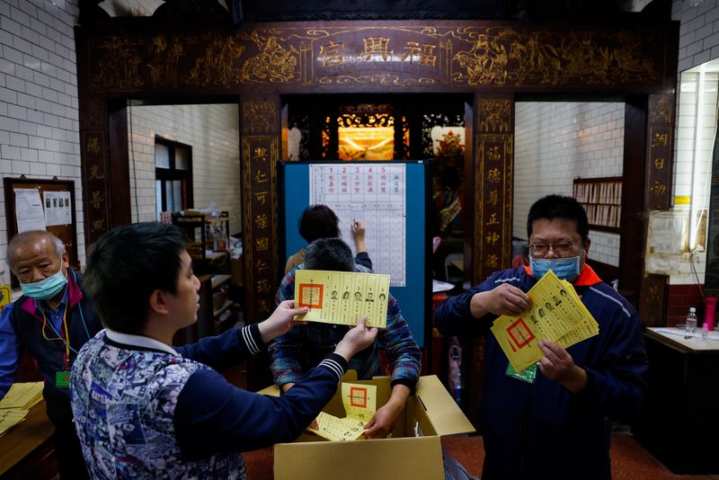 &copy; Reuters.  １月１３日投開票の台湾総統選では与党・民主進歩党（民進党）の頼清徳副総裁が勝利したが、同時に実施された立法院（議会）選では民進党の議席が過半数を割り込んだ。写真は同日、