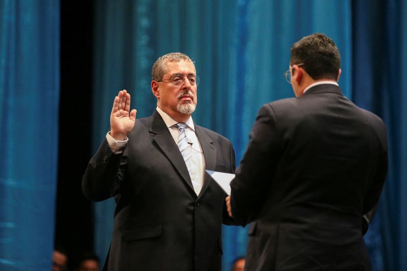 © Reuters. Guatemala President Bernardo Arevalo swears in during a ceremony at Miguel Angel Asturias theatre in Guatemala City, Guatemala, January 15, 2024. REUTERS/Jose Cabezas