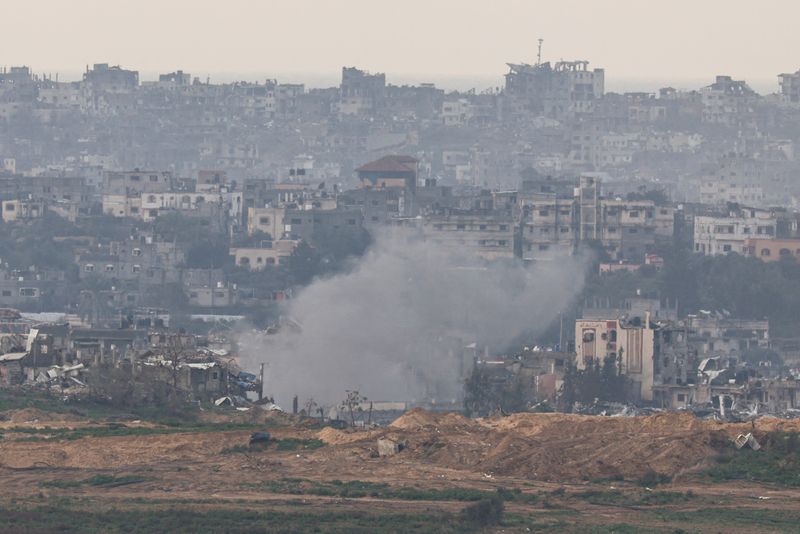 &copy; Reuters. دخان يتصاعد في سماء قطاع غزة كما شوهد من جنوب إسرائيل يوم الأحد. تصوير: تايرون سيو - رويترز.

