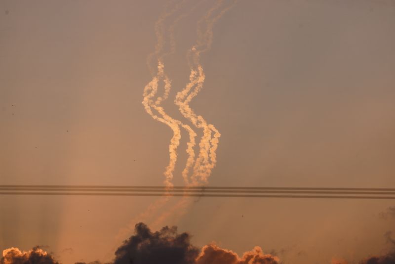 &copy; Reuters. أعمدة من الدخان المتصاعد في سماء قطاع غزة كما شوهدت من جنوب إسرائيل يوم الأحد. تصوير: عامير كوهين - رويترز.