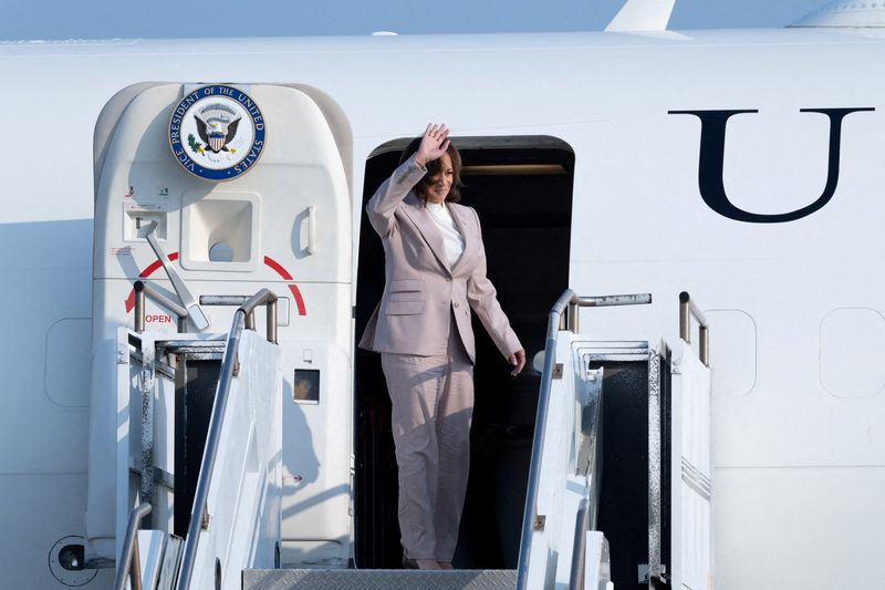 &copy; Reuters. FILE PHOTO: U.S. Vice President Kamala Harris gestures as she boards Air Force Two after attending the 43rd ASEAN Summit at the Soekarno-Hatta International Airport in Tangerang, Indonesia on September 7, 2023.  Yasuyoshi Chiba/Pool via REUTERS/File Photo