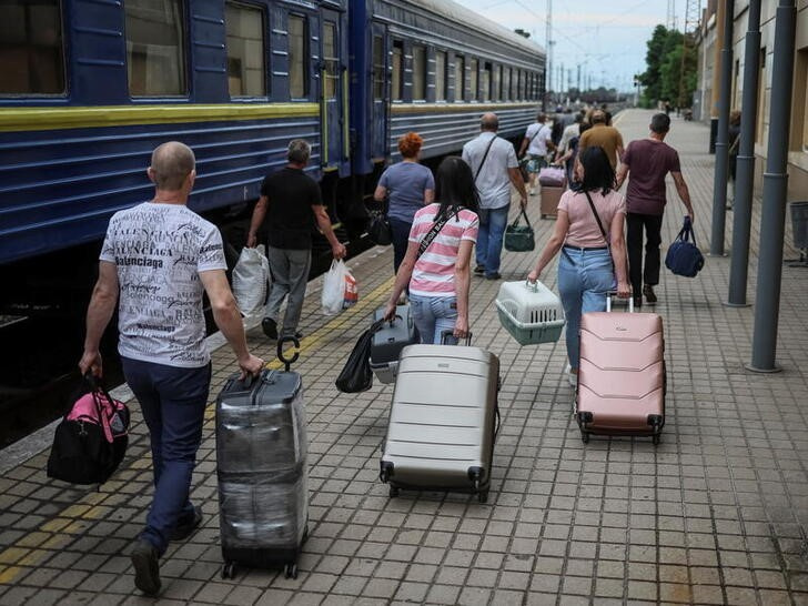 &copy; Reuters. Imagen de archivo de personas abordando un tren con destino a Dniéper y Leópolis, en la estación de Pokrovsk, en la región de Donetsk, Ucrania. 18 junio 2022. REUTERS/Gleb Garanich