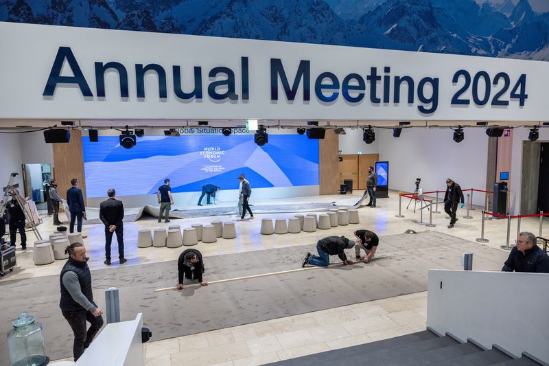 &copy; Reuters. Equipe prepara local para reunião do Fórum Econômico Mundial em Davos
13/01/2024. REUTERS/Denis Balibouse
