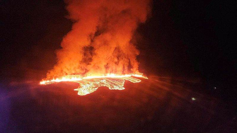 &copy; Reuters. FOTO DE ARCHIVO. Un volcán arroja lava y humo mientras entra en erupción en la península de Reikianes, Islandia. 14 de enero de 2024. Protección Civil de Islandia/Handout vía REUTERS    