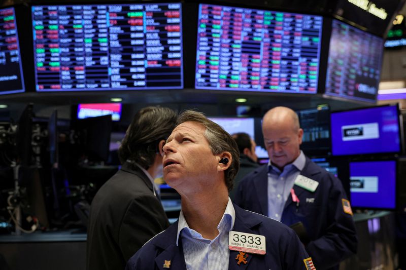 &copy; Reuters. متداولون يباشرون أعمالهم في بورصة نيويورك الأمريكية في التاسع من يناير كانون الثاني 2024. تصوير: برندان مكدرميد - رويترز.