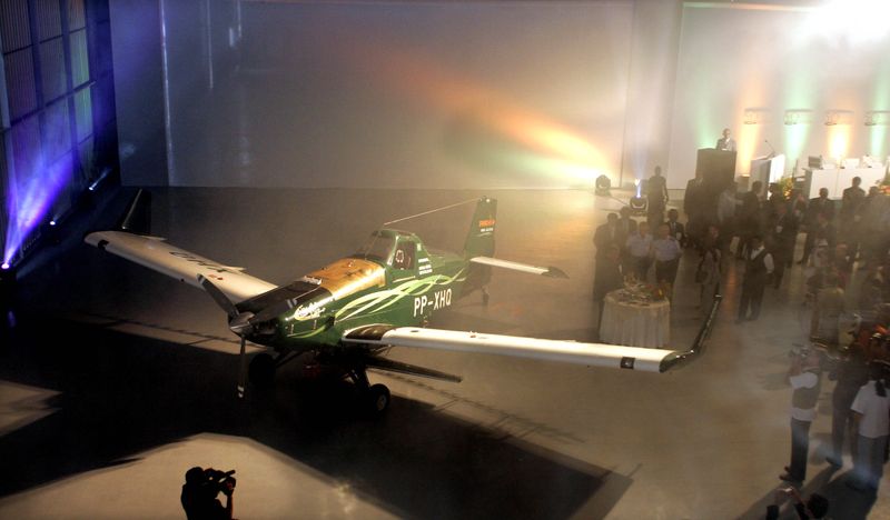 &copy; Reuters. FOTO DE ARCHIVO: La brasileña Neiva, filial al 100% de Embraer, presenta su avión fumigador Ipanema alimentado con etanol en Botucatu, a 250 kms de Sao Paulo, Brasil. 19 de octubre, 2004. REUTERS/Paulo Whitaker