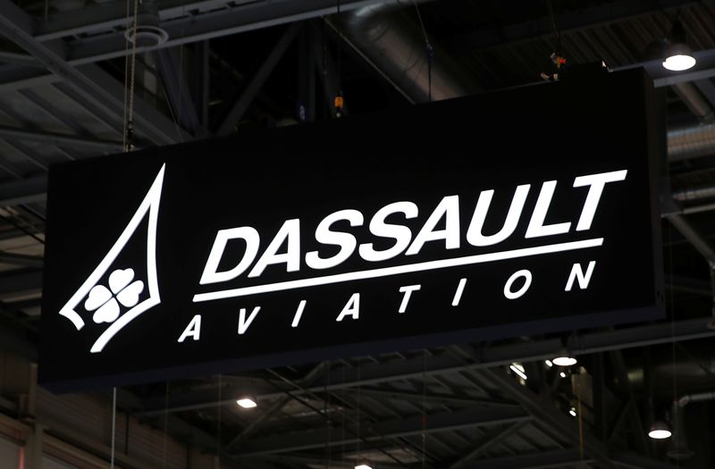 &copy; Reuters. Il logo Dassault Aviation durante l'evento Ebace a Ginevra, in Svizzera. REUTERS/Denis Balibouse