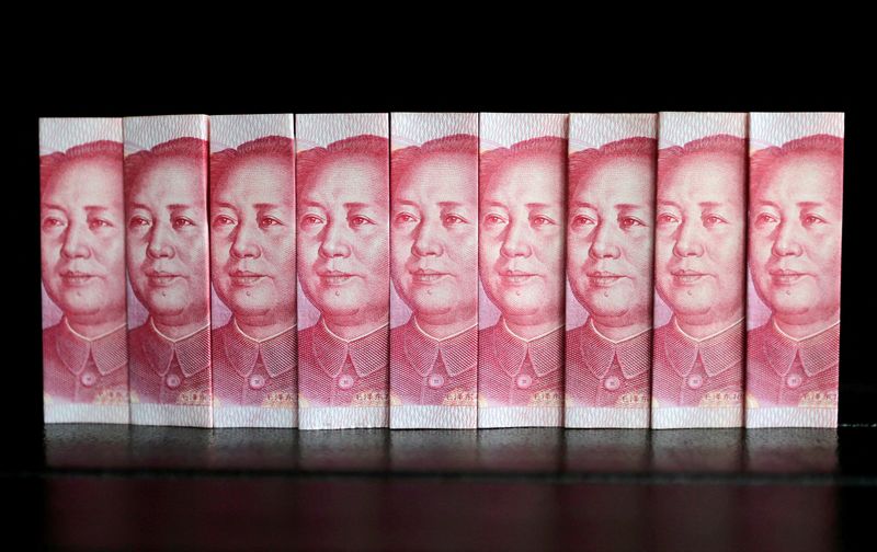 &copy; Reuters. Diverse banconote da 100 yuan cinesi a Pechino.  REUTERS/Jason Lee