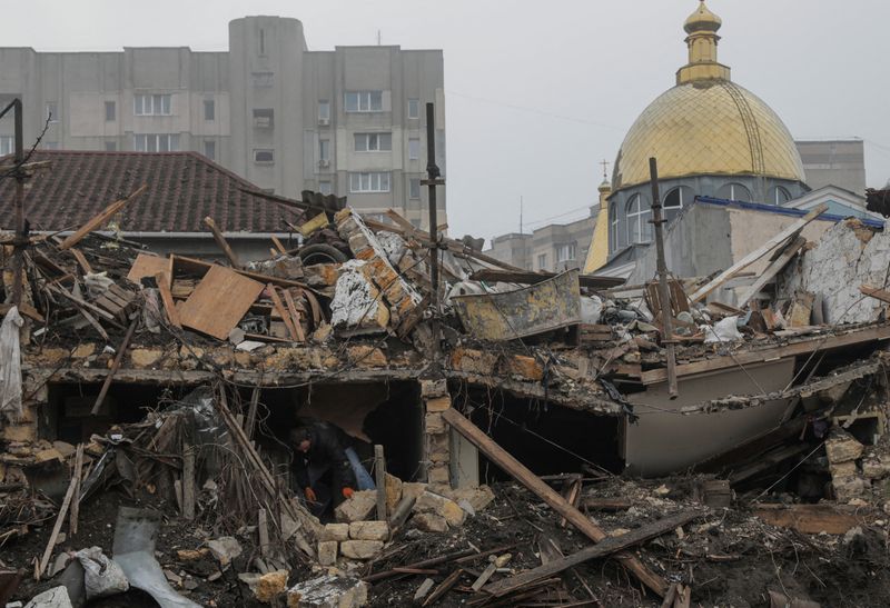 &copy; Reuters. Immeuble résidentiel détruit par un tir de missile russe, lors de l'attaque de la Russie contre l'Ukraine, à Odesa, en Ukraine. /Photo prise le 29 décembre 2023/REUTERS/Nina Liashonok