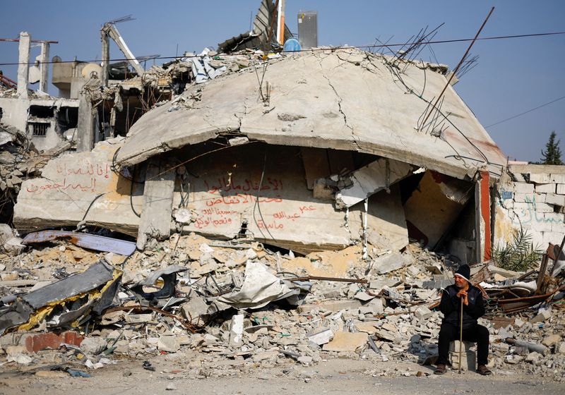 &copy; Reuters. FOTO DE ARCHIVO: Secuelas de un mortífero ataque israelí, en Ráfah, sur de la Franja de Gaza. El escrito sobre las ruinas dice: "Hay niños bajo los escombros: Omán, Abdullah y Massa". 9 de enero de 2024. REUTERS/Mohammed Salem