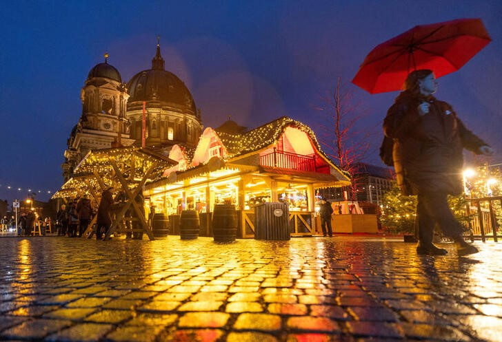© Reuters. A person strolls past Christmas lights and decorations at the outdoor Christmas market at Humboldt Forum in front of Berlin Cathedral (Berliner Dom) in central Berlin, Germany, December 11, 2023.  REUTERS/Lisi Niesner/files