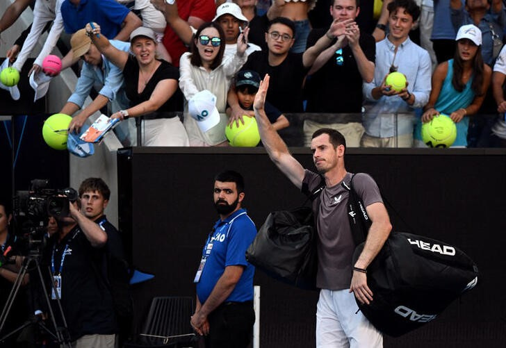 &copy; Reuters. El tenista escocés Andy Murray saluda al público tras perder en primera ronda del Abierto de Australia ante el argentino Tomás Martín Etcheverry, en el Melbourne Park, Melbourne, Australia. 15 enero 2024. REUTERS/Tracey Nearmy
