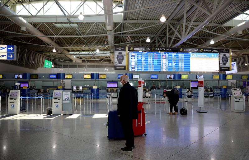 &copy; Reuters. مسافرون في مطار أثينا الدولي باليونان في صورة من أرشيف رويترز.