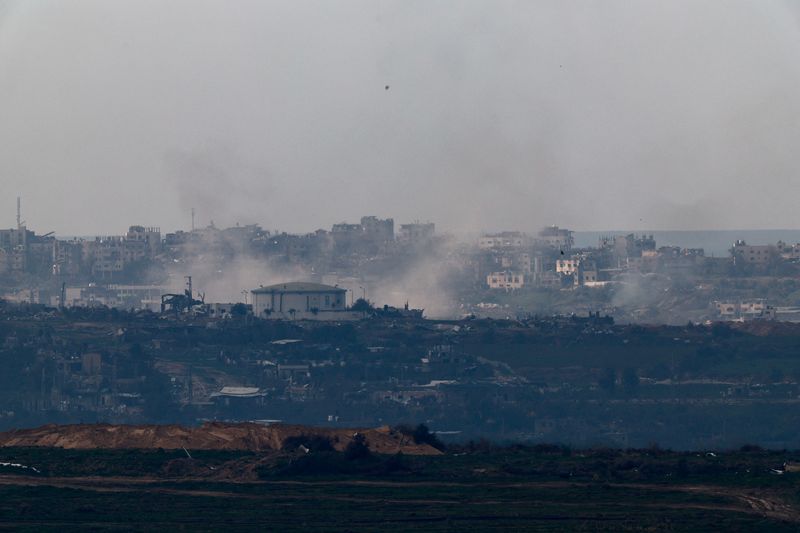 © Reuters. دخان يتصاعد في سماء قطاع غزة كما شوهد من جنوب إسرائيل يوم الاثنين. تصوير: تايرون سيو - رويترز.
