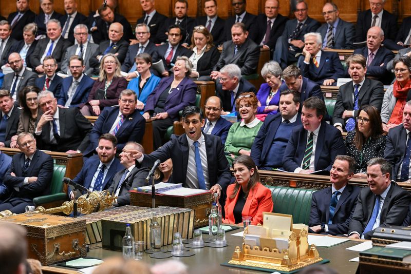 &copy; Reuters. FOTO DE ARCHIVO: El primer ministro británico, Rishi Sunak, habla en la Cámara de los Comunes en Londres, Reino Unido. 10 de enero de 2024. Parlamento del Reino Unido/Jessica Taylor/Handout via REUTERS/Archivo