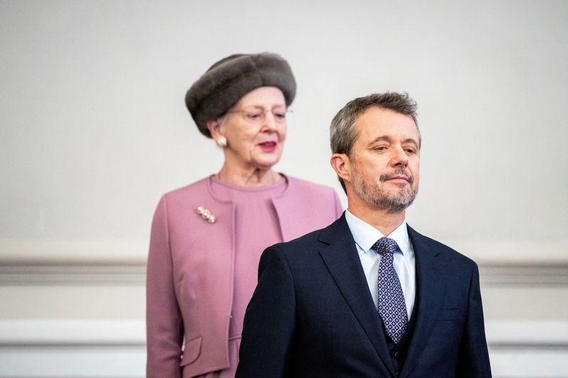 &copy; Reuters. ملك الدنمرك الجديد الأمير فريدريك والملكة السابقة مارجريت في البرلمان الدنمركي بكوبنهاجن يوم الاثنين. صورة لرويترز من طرف ثالث. يحظر استخد