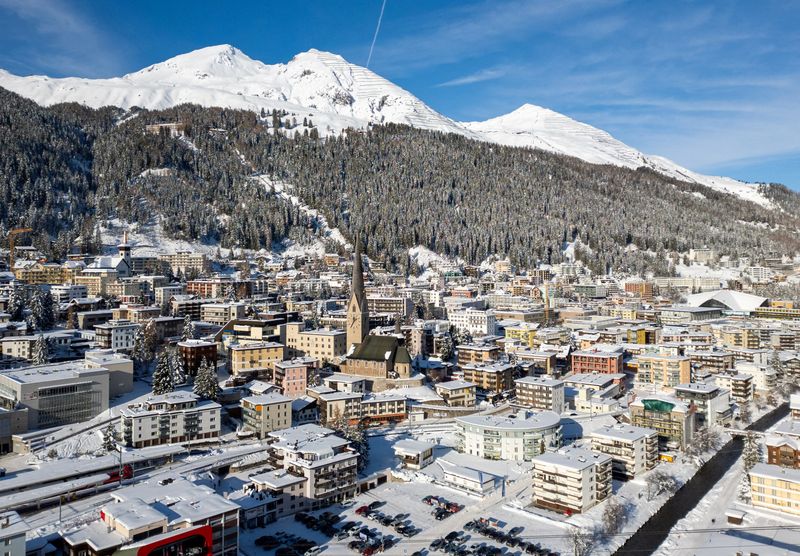 &copy; Reuters. Panoramica della città di Davos con la chiesa di St. Johann, Svizzera, 7 dicembre 2023. REUTERS/Denis Balibouse/File Photo