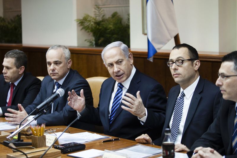 &copy; Reuters. Israeli Prime Minister Benjamin Netanyahu (C) gestures as he speaks during the first cabinet meeting of the 33rd Israeli government, in Jerusalem March 18, 2013. Netanyahu's new governing coalition took office after a parliamentary vote on Monday with pow