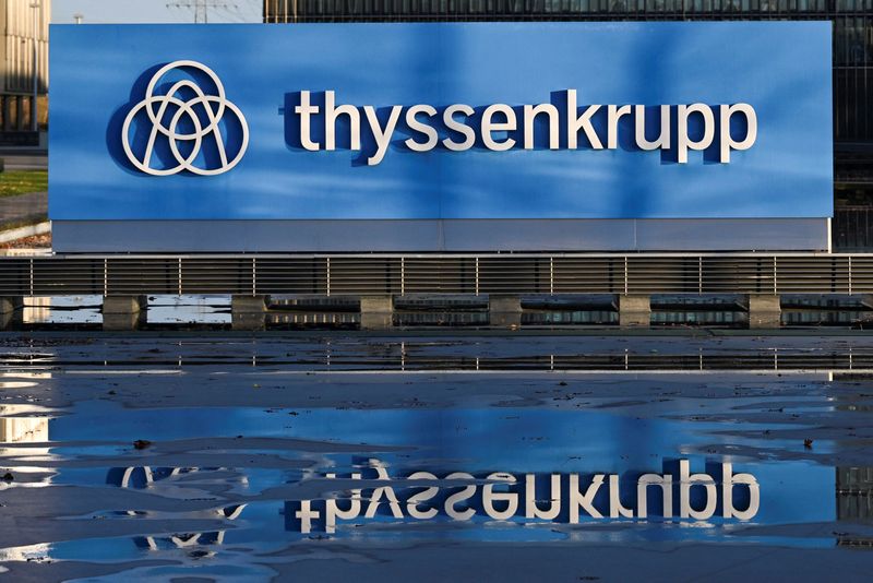 &copy; Reuters. شعار شركة تيسن كروب خارج مقرها بألمانيا يوم 22 نوفمبر تشرين الثاني 2023. صورة لرويترز. 