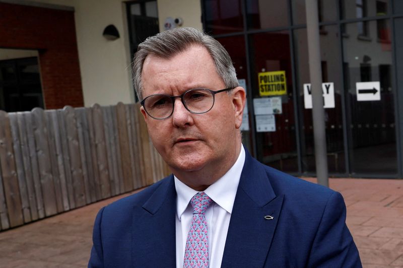 &copy; Reuters. FOTO DE ARCHIVO: El líder del DUP, Jeffrey Donaldson, habla fuera de un colegio electoral durante las elecciones locales en Dromore, Irlanda del Norte. 18 de mayo de 2023. REUTERS/Clodagh Kilcoyne/Archivo