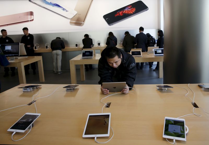 &copy; Reuters. Homem testa iPad em loja da Apple em Pequim, China
2/11/2015 REUTERS/Kim Kyung-Hoon/Arquivo