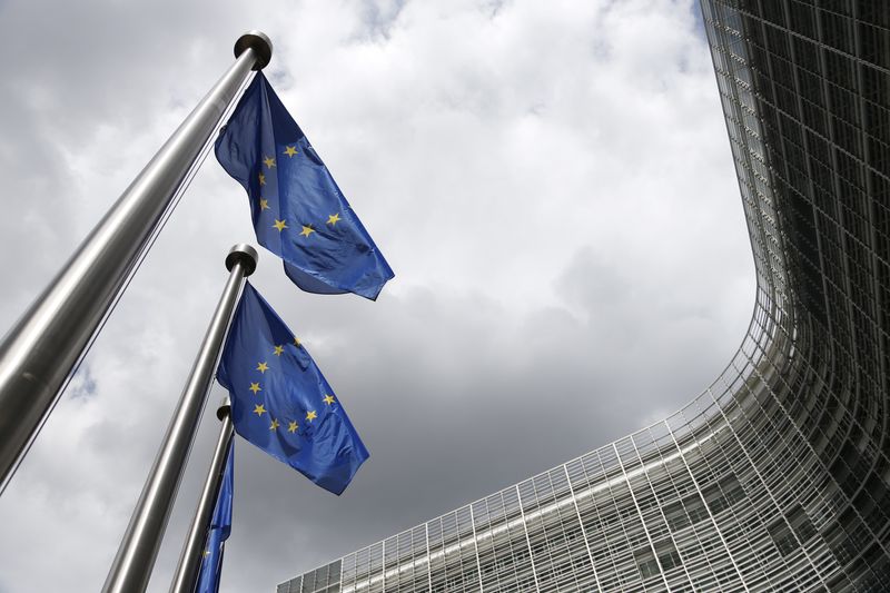 &copy; Reuters. Des drapeaux de l'Union européenne devant le siège de la Commission européenne à Bruxelles, Belgique, le 3 juin 2015/REUTERS/François Lenoir