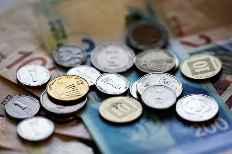 &copy; Reuters. FILE PHOTO: New Israeli Shekel banknotes and coins are seen in this picture illustration taken November 9, 2021. REUTERS/Nir Elias/Illustration/File Photo