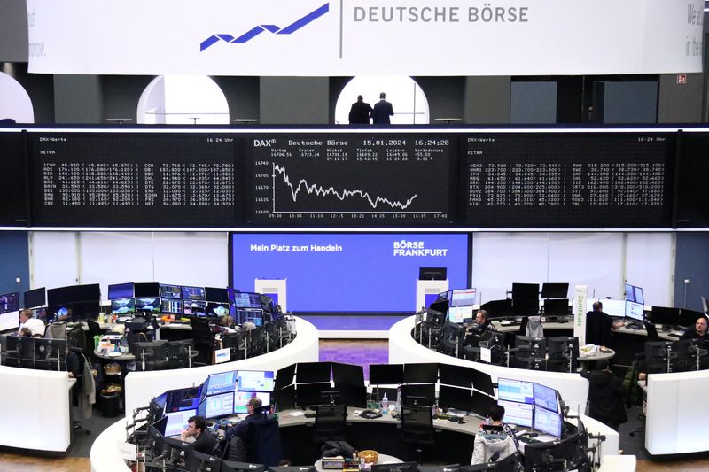 &copy; Reuters. شاشة إلكترونية تعرض بيانات مؤشر داكس الألماني في بورصة فرانكفورت يوم الاثنين. تصوير: رويترز.