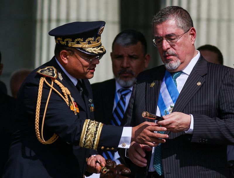 © Reuters. Guatemala's new President Bernardo Arevalo holds a baton during a ceremony to recognized him as the commander-in-chief of the armed forces, in Guatemala City, Guatemala, January 15, 2024. REUTERS/Jose Cabezas