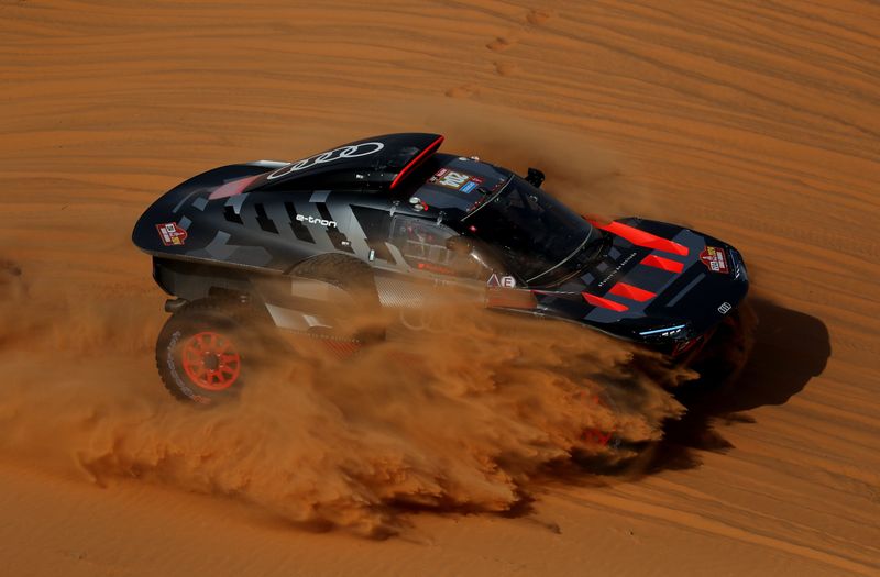 &copy; Reuters. كارلوس ساينز خلال المرحلة الثامنة من سباق رالي داكار بالسعودية يوم الاثنين. تصوير: حمد محمد - رويترز.